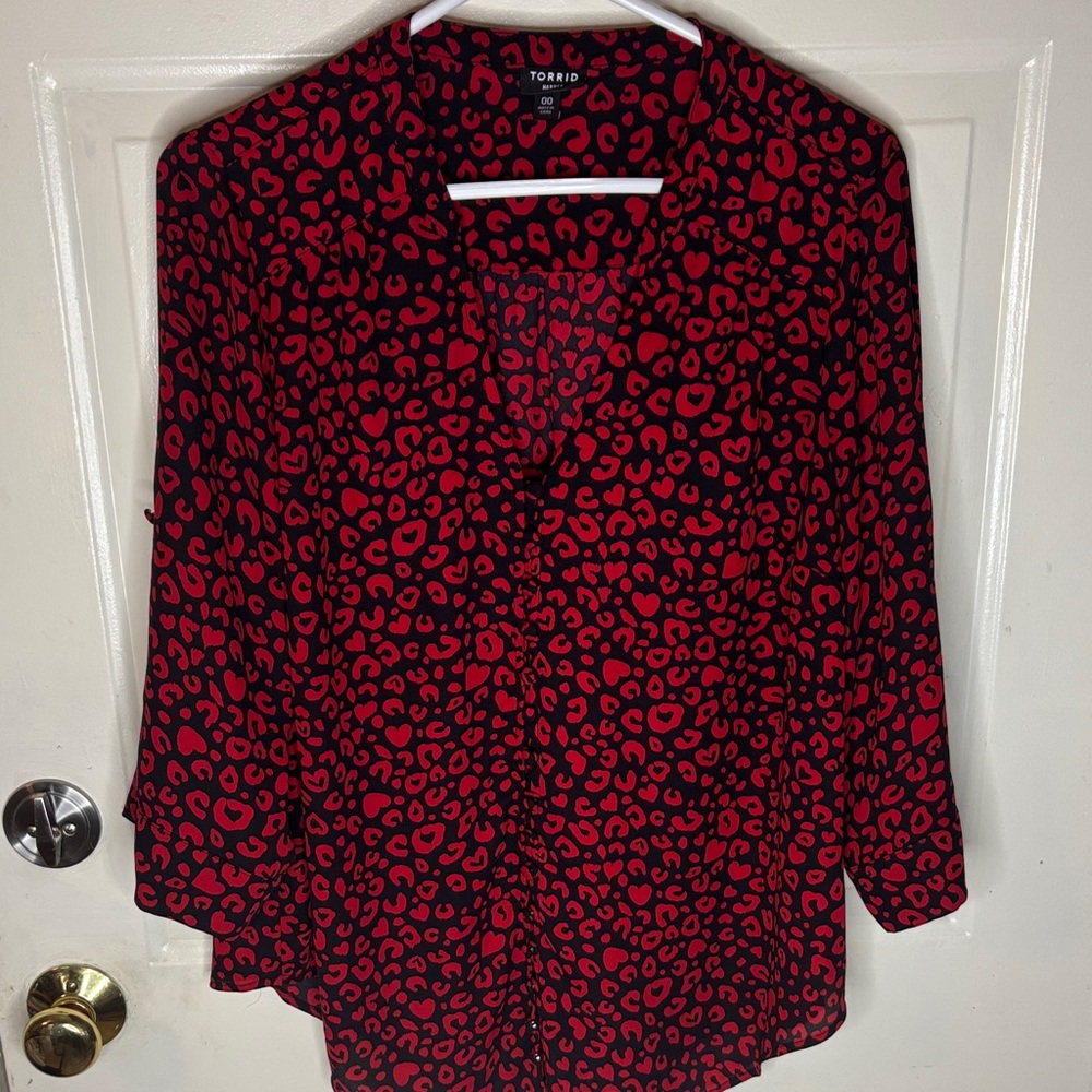 Torrid 00 Red and Black Leopard Heart Print V-Neck Blouse